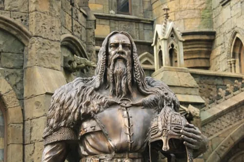 Beowulf (statue du château Garibald)