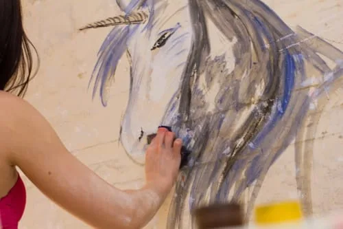 Construire une carrière dans l'art inspiré par la mythologie Artiste dessinant une licorne