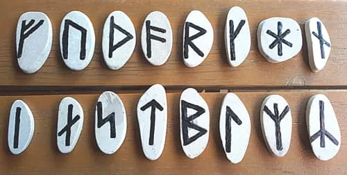 L'alphabet runique ou futhark Alphabet runique, futhark récent